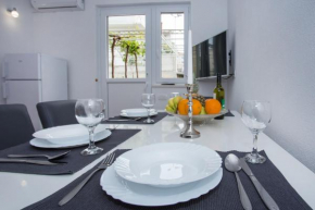 Отель Apartments Magdalena  Сплит